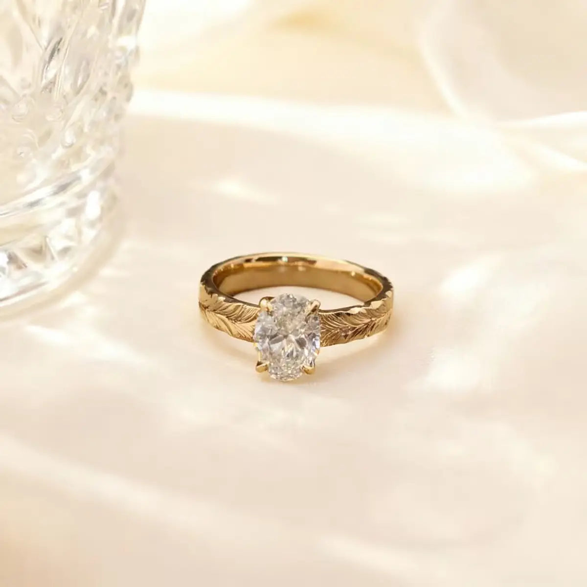 Feather-pattern matte 18K gold ring featuring 1.5ct oval lab-grown diamond