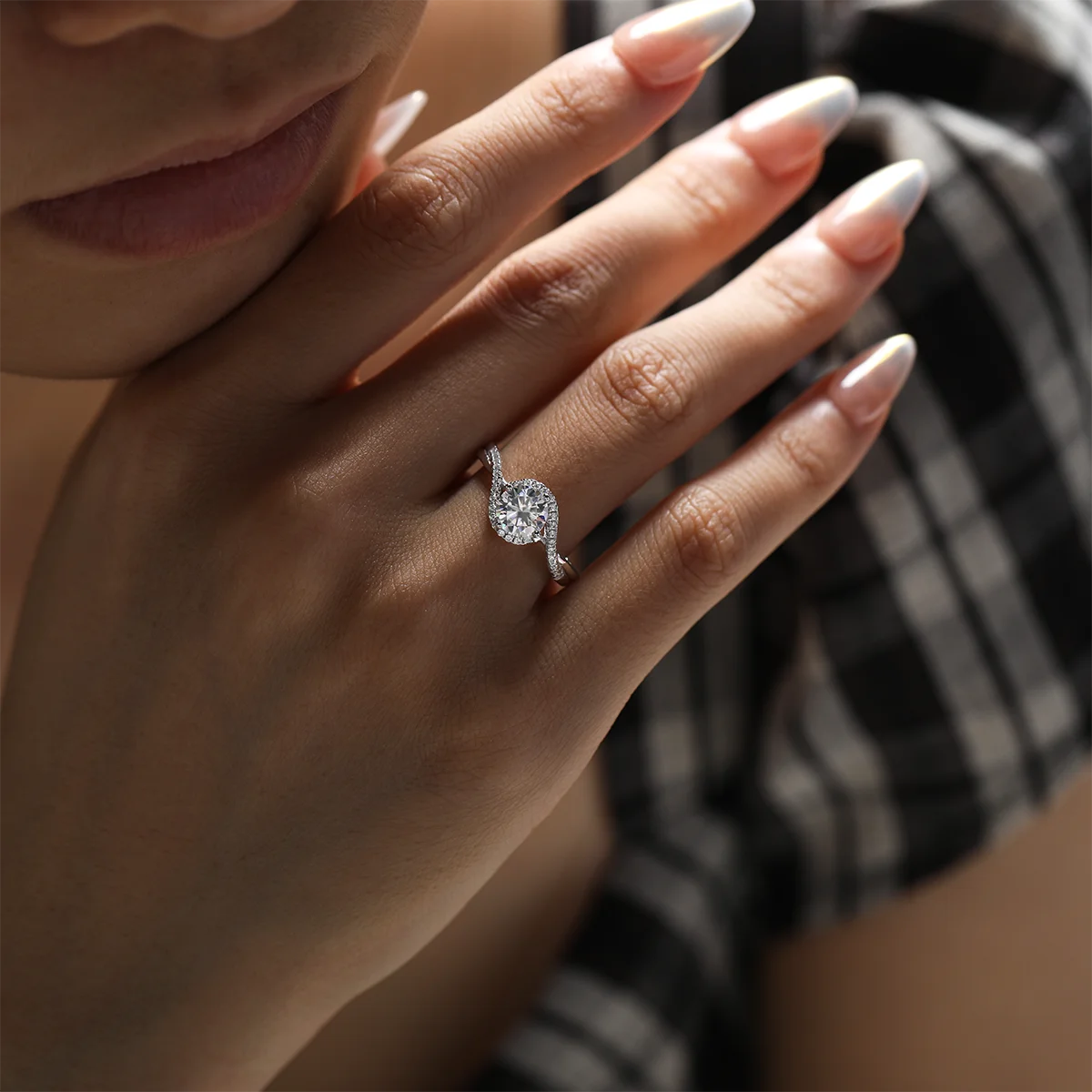 1ct round moissanite twisted band ring in 925 sterling silver with 18K white gold plating, elegant and modern engagement ring design.